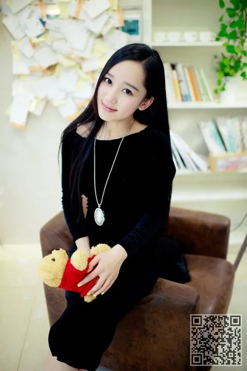 白色的皮肤像牛奶、美女