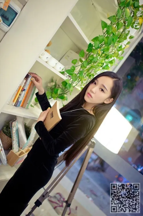白色的皮肤像牛奶、美女