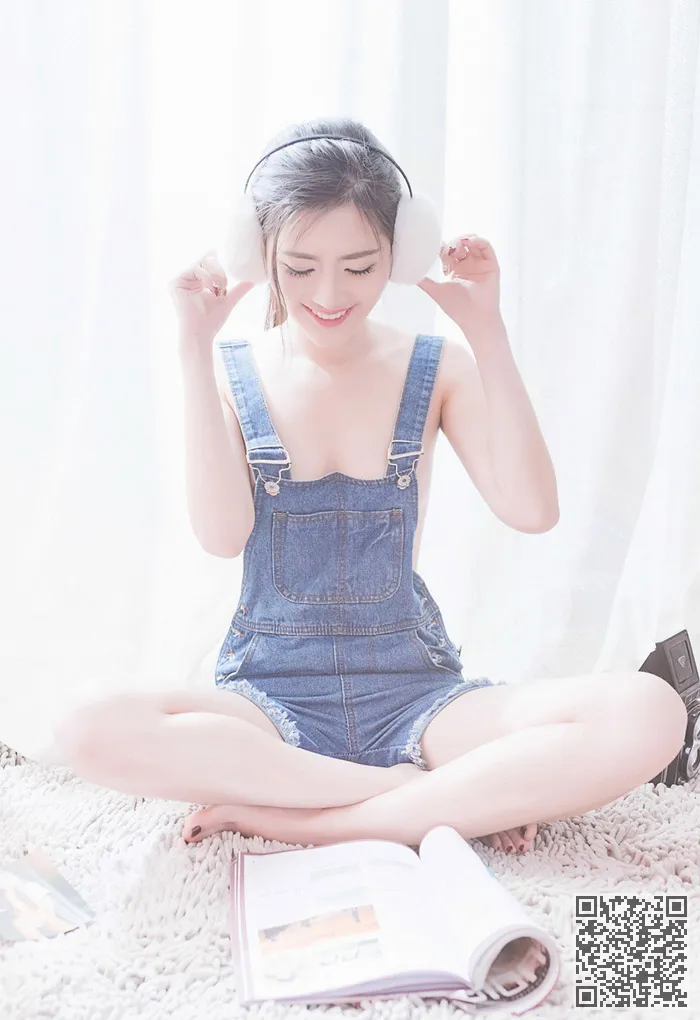 嫩模李昔雨白色耳罩笑容脸上尽现