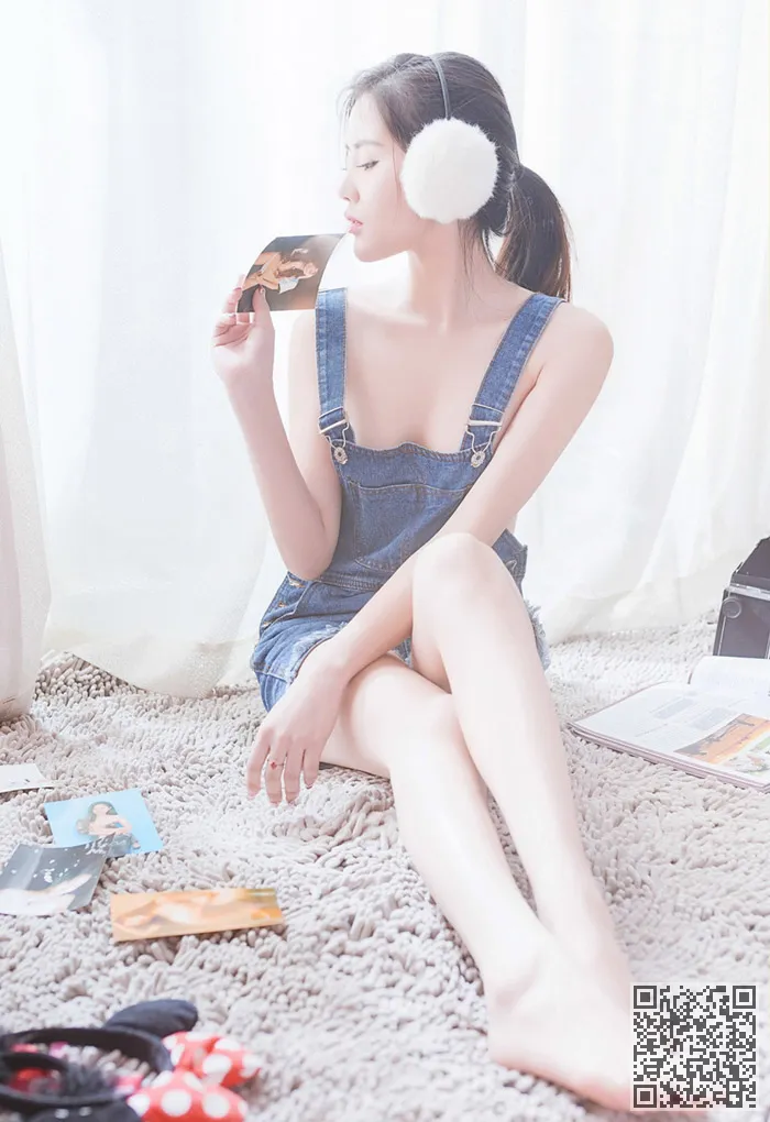 嫩模李昔雨白色耳罩笑容脸上尽现