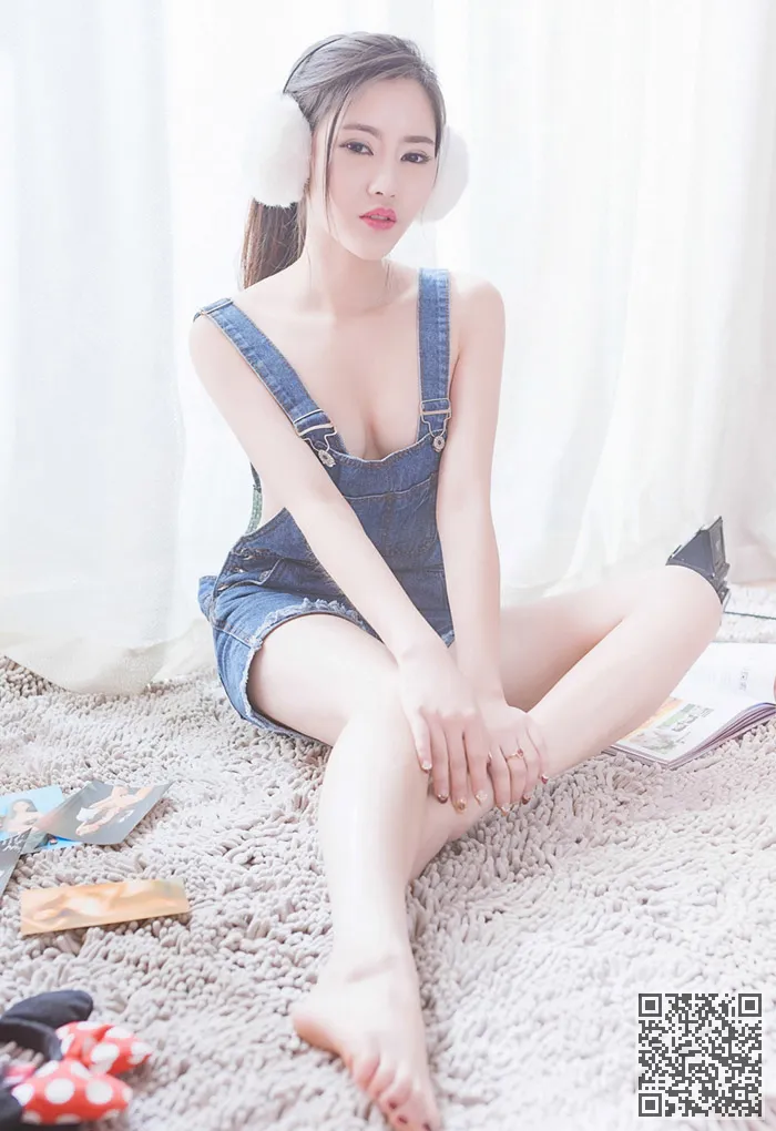 嫩模李昔雨白色耳罩笑容脸上尽现