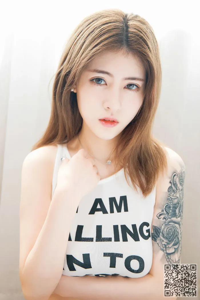 白嫩美人Cherry纹身显眼秀诱人酥胸