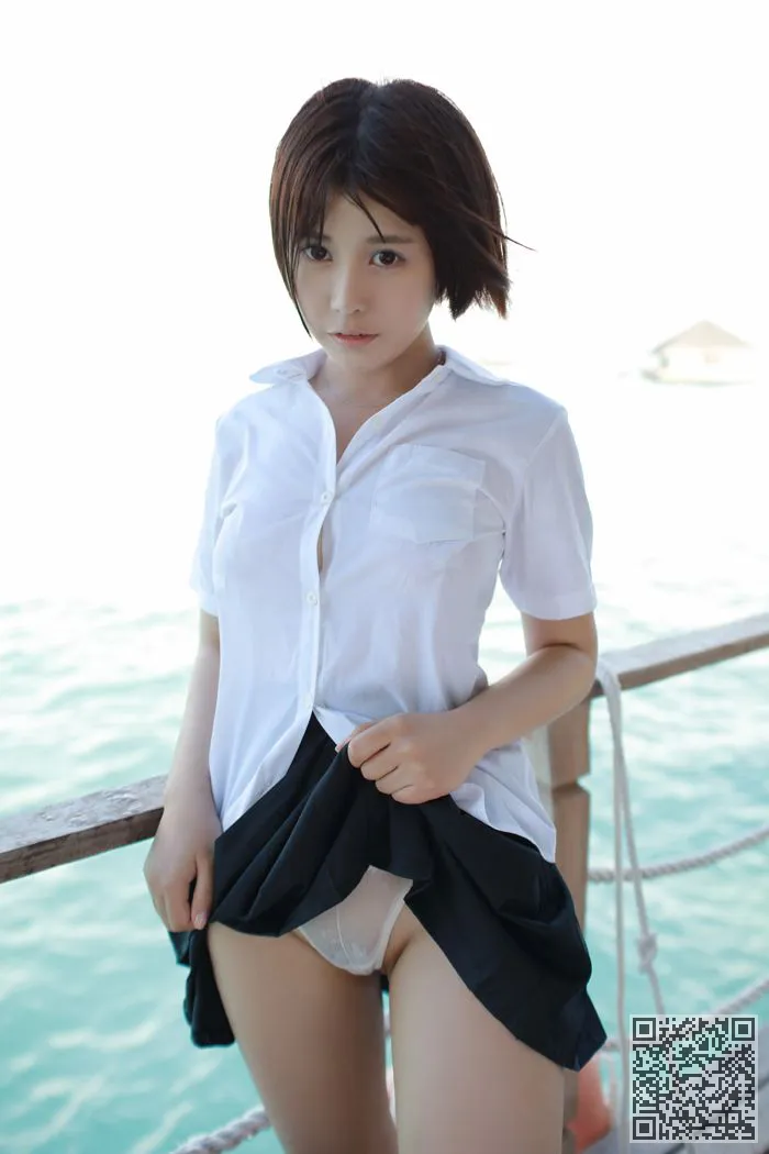 学生妹妹艾莉湿白衬衫乳房美容是可见的、学生妹、湿身、美乳、艾莉