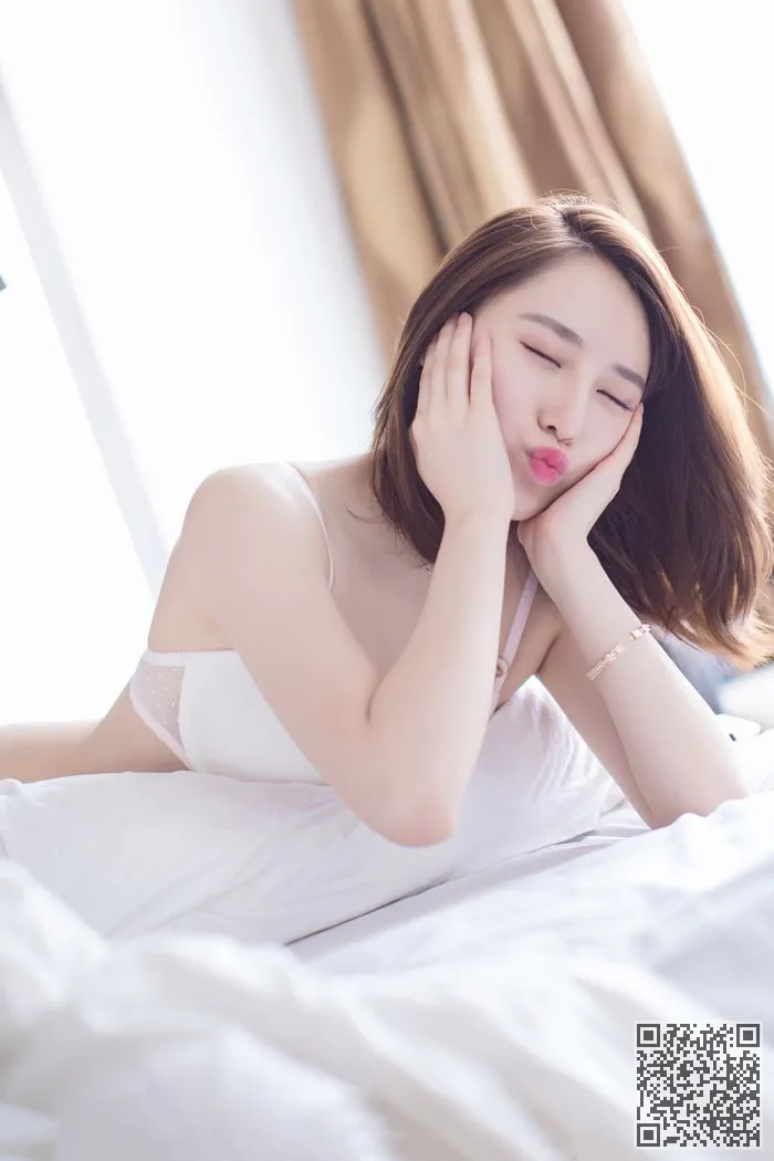清纯少女刘奕宁Lynn酥胸覆白色内衣
