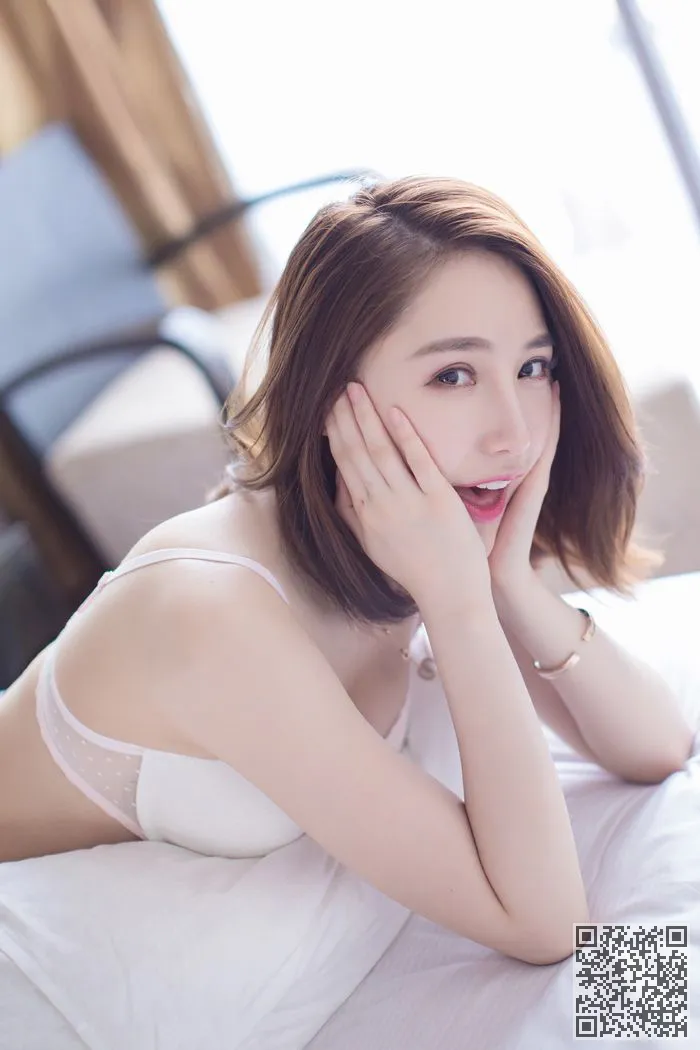 清纯少女刘奕宁Lynn酥胸覆白色内衣