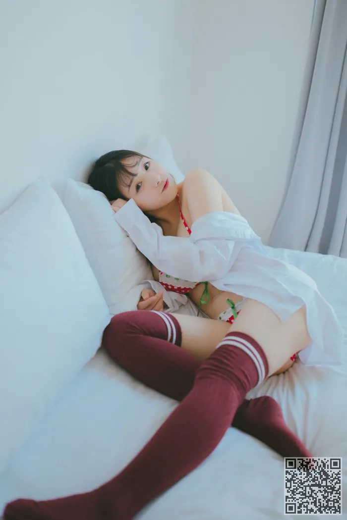 可爱的草莓女孩漂亮的胸部皮肤白和吸引力、少女、美乳、诱人
