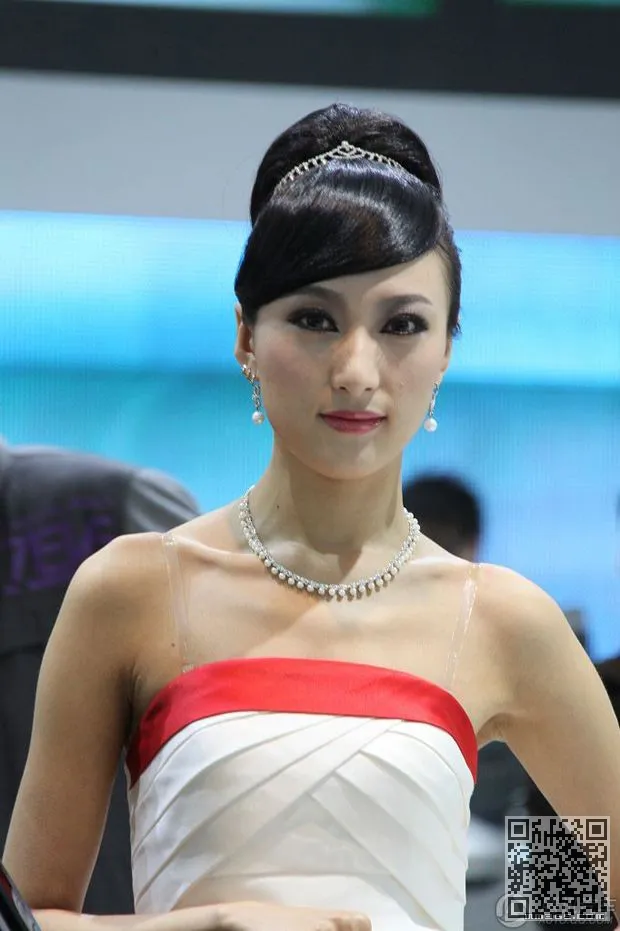 标致车展在舞台上美丽的模型、标致、美女车模
