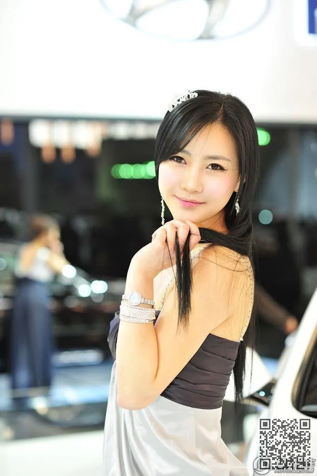 三个美丽的超级模型显示表达式、表情秀、车模
