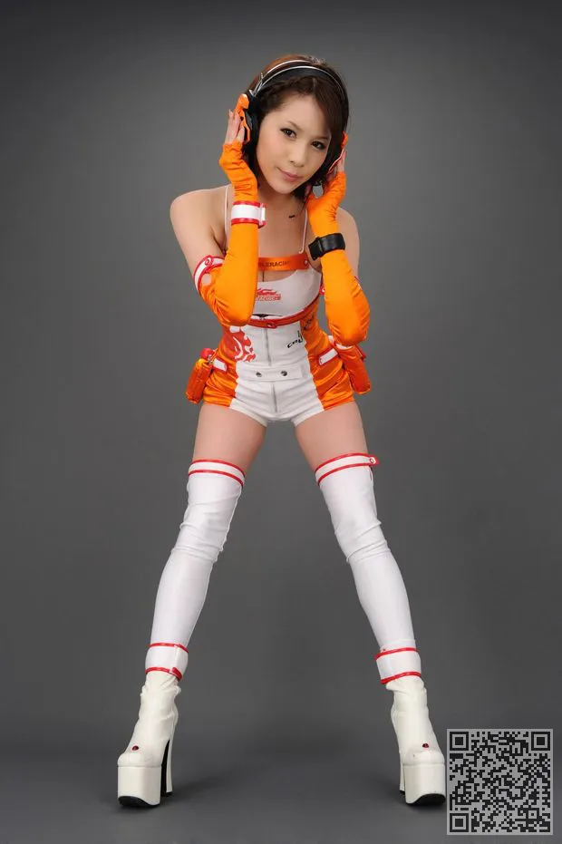 穿黄色衣服性感美女F1车型非常抢眼、性感美女