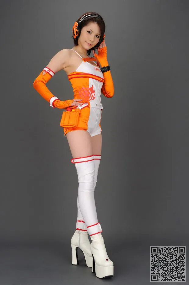 穿黄色衣服性感美女F1车型非常抢眼、性感美女