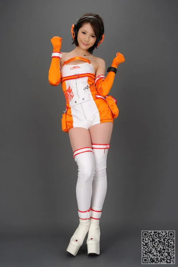 穿黄色衣服性感美女F1车型非常抢眼、性感美女