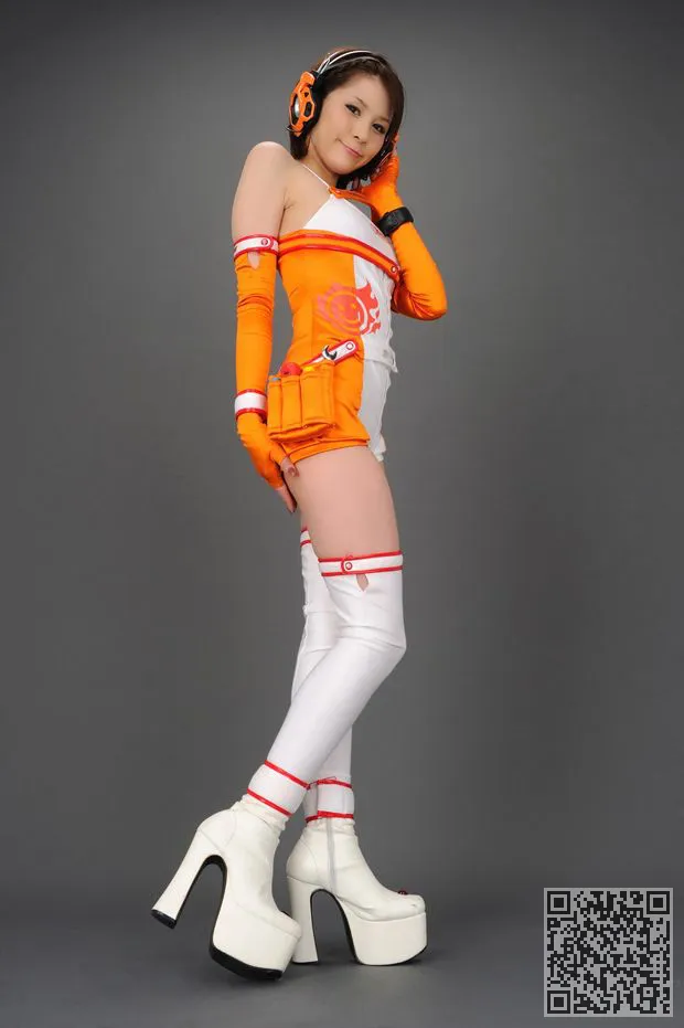穿黄色衣服性感美女F1车型非常抢眼、性感美女