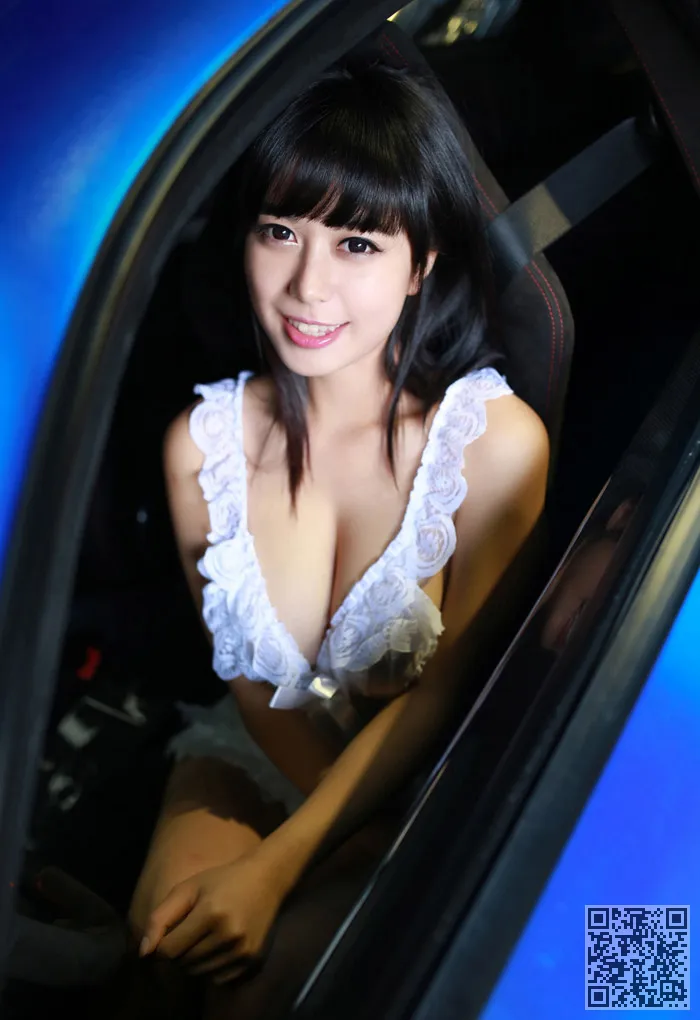 人们展示炸弹模型集合和仔细研究、性感美女、秀人